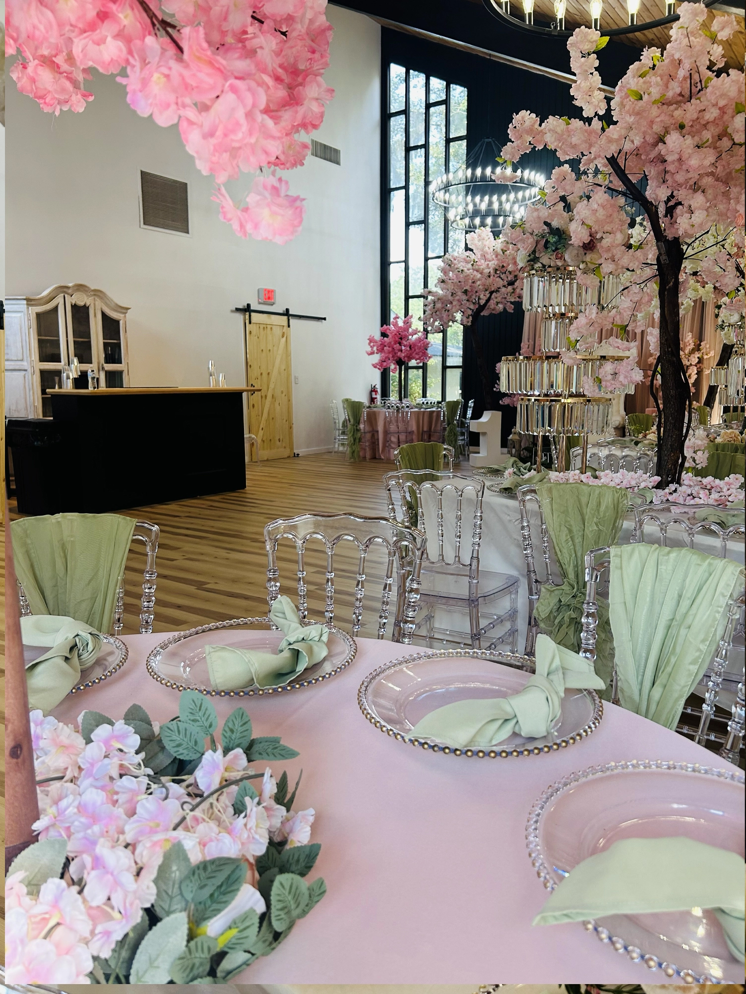 Vibrant quinceañera party venue transformation